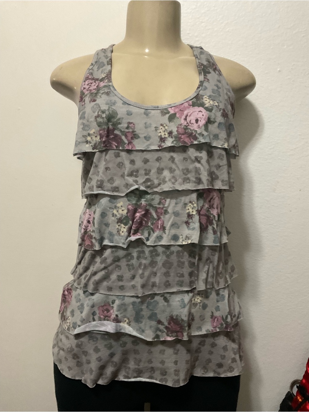 Mudd women’s Sleeveless Ruffle Floral gray Tank Top size M